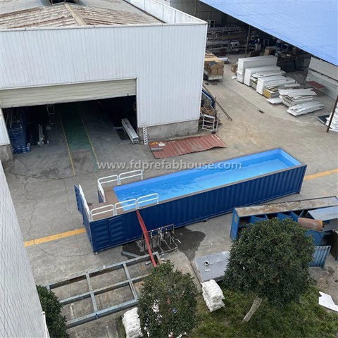 Adeiledd dur daear uwchben pwll cynhwysydd llongau